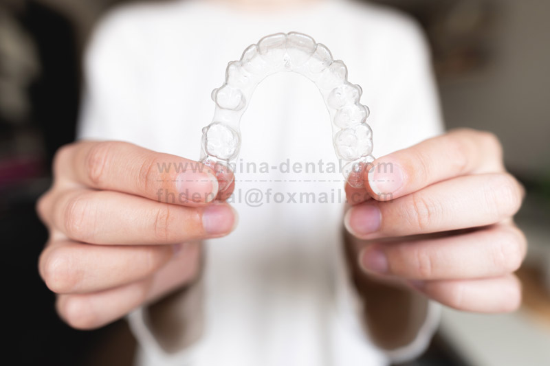 Say goodbye to complicated cleaning – clear aligners make it easy to achieve straight teeth.